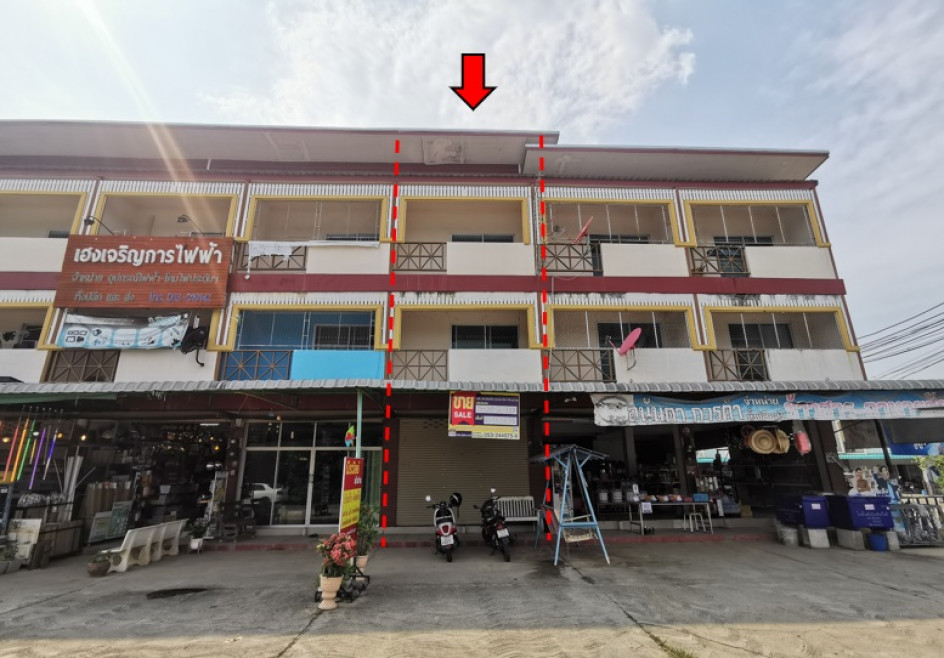 Commercial building Chiang Mai Saraphi Nong Faek 3740000