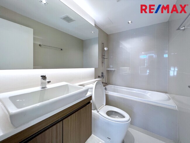 คอนโด ขาย.. VTara Sukhumvit 36 ห้องใหม่ ไม่เคยเข้าอยู่!! 1 BEDROOM ห้องขนาดใหญ่ Fully Furnished พร้อมอ่างอาบน้ำ >> ใกล้ BTS ทองหล่อ กรุงเทพมหานคร คลองเตย พระโขนง 4950000