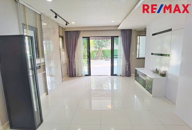 ทาวน์เฮ้าส์ บ้านกลางเมือง รัตนาธิเบศร์ นนทบุรี เมืองนนทบุรี บางกระสอ 5990000