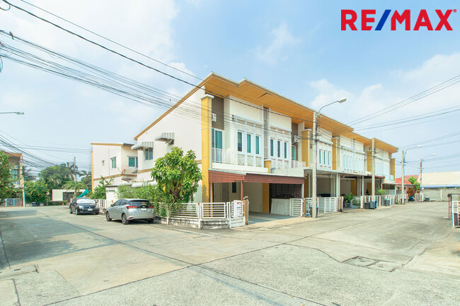 ทาวน์เฮ้าส์ โกลเด้นทาวน์ รัตนาธิเบศร์ นนทบุรี บางบัวทอง บางรักใหญ่ 3300000