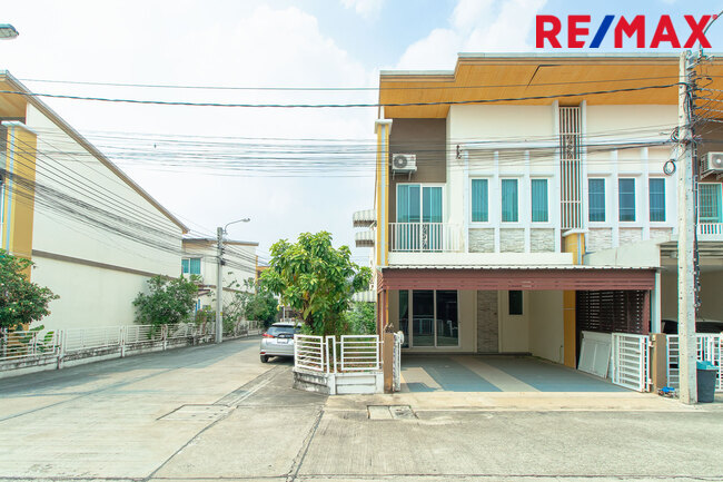 ทาวน์เฮ้าส์ โกลเด้นทาวน์ รัตนาธิเบศร์ นนทบุรี บางบัวทอง บางรักใหญ่ 3300000