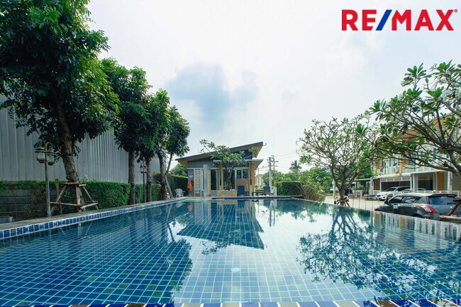 ทาวน์เฮ้าส์ โกลเด้นทาวน์ รัตนาธิเบศร์ นนทบุรี บางบัวทอง บางรักใหญ่ 3300000