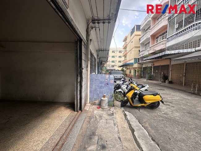 Commercial building Bangkok Bangkok Yai Wat Tha Phra 2550000