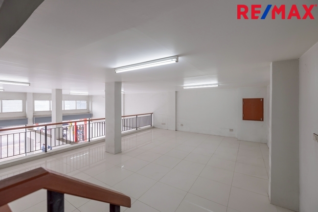 Commercial building Samut Sakhon Krathum Baen Suan Luang 10900000