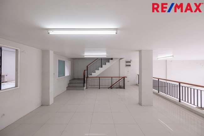 Commercial building Samut Sakhon Krathum Baen Suan Luang 10900000