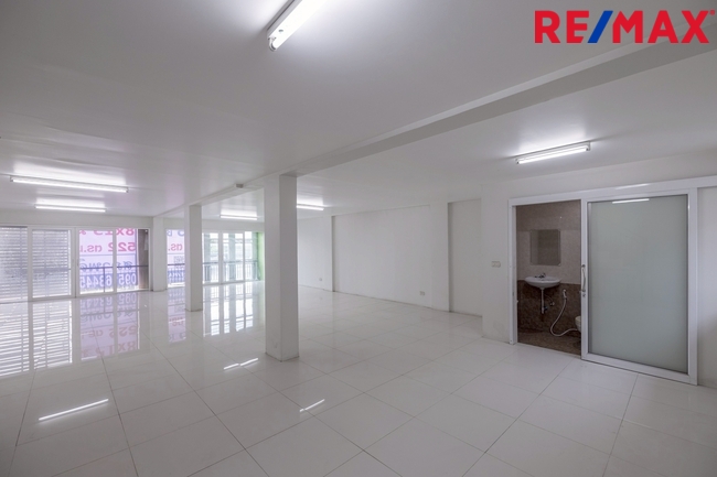 Commercial building Samut Sakhon Krathum Baen Suan Luang 10900000