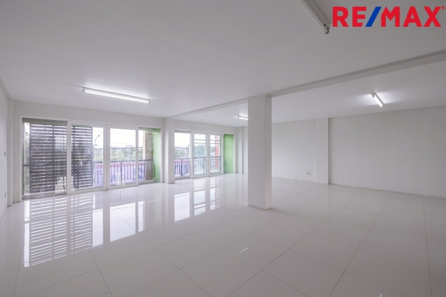 Commercial building Samut Sakhon Krathum Baen Suan Luang 10900000