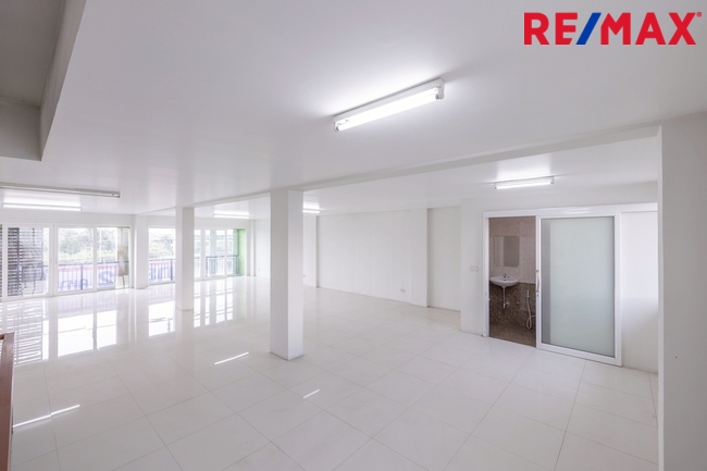 Commercial building Samut Sakhon Krathum Baen Suan Luang 10900000