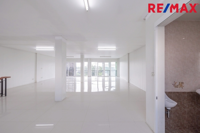 Commercial building Samut Sakhon Krathum Baen Suan Luang 10900000