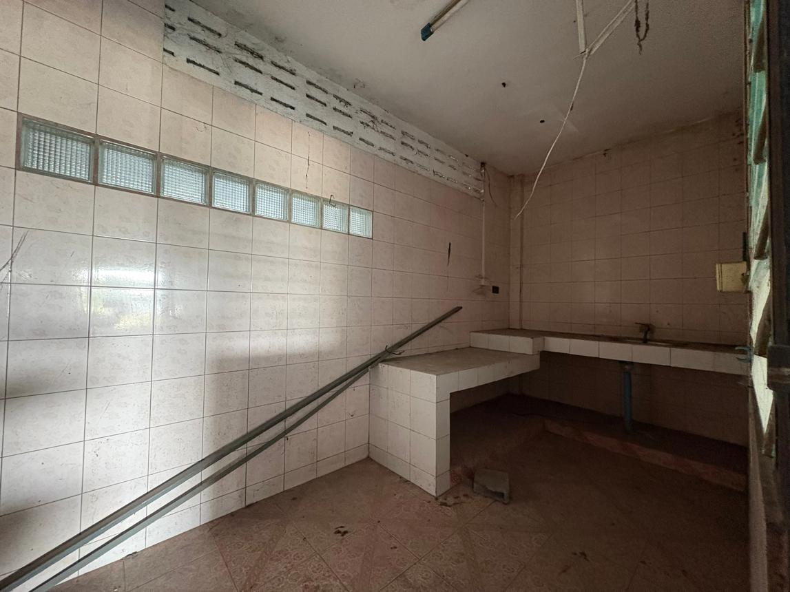 Commercial building Saraburi Chaloem Phra Kiat Huai Bong 1035000